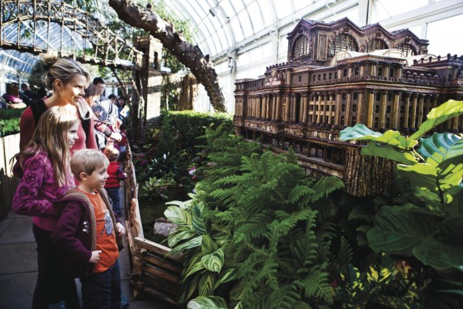 New York in Miniature Links Holiday Visitors With Plant World