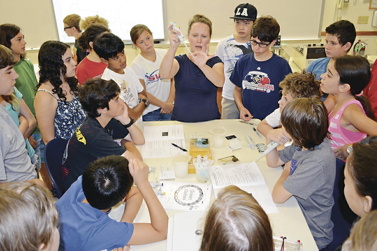 THE ABC’S OF DNA: About 45,000 kids a year benefit from a Sloan-supported program
at Cold Spring Harbor Laboratory.