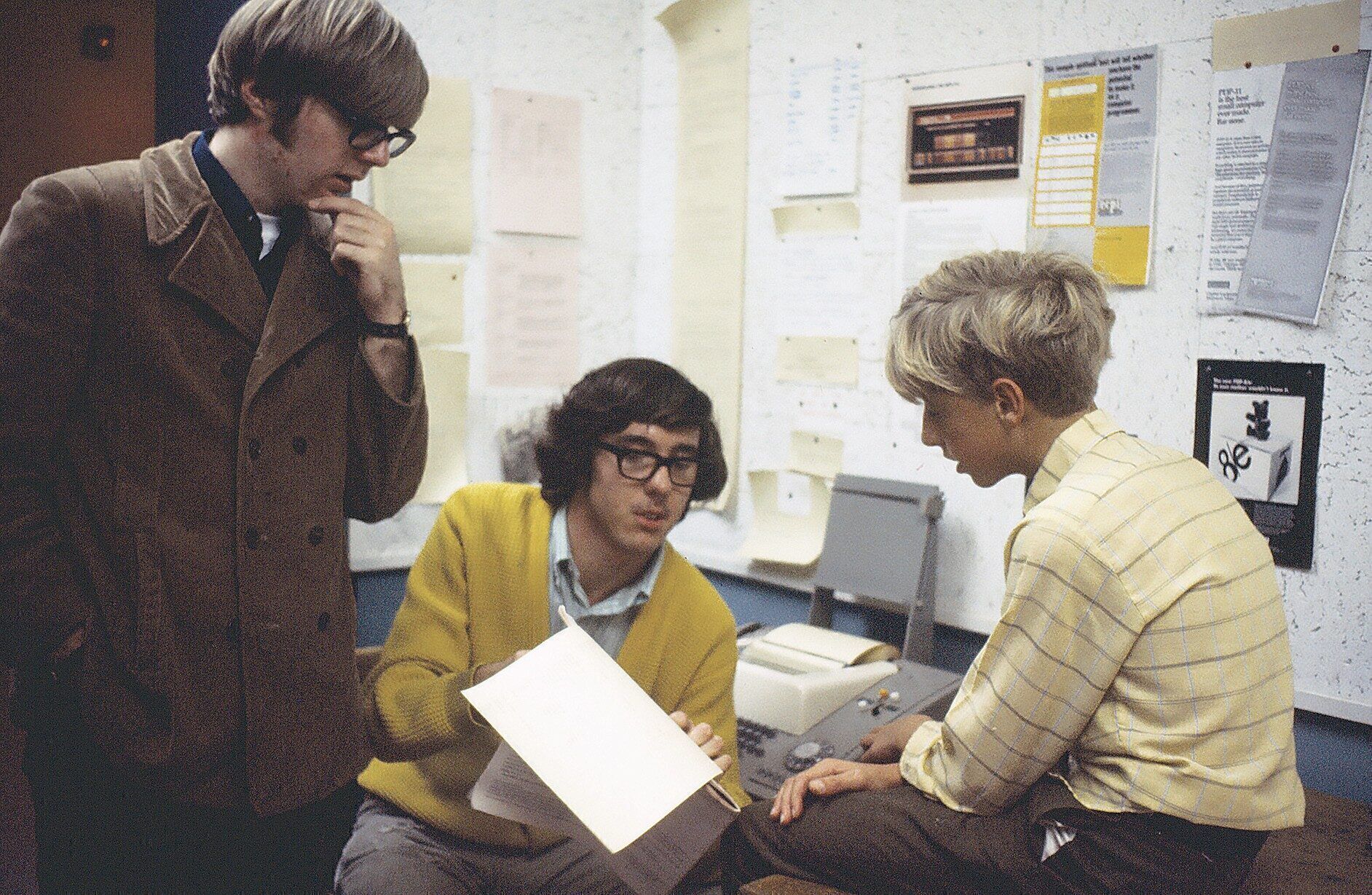 IN ON THE
GROUND FLOOR: Ric Weiland
(center) was one of the first people
Microsoft hired when his high-school classmates Paul Allen (left)
and Bill Gates (right) started the company in the mid-1970s.