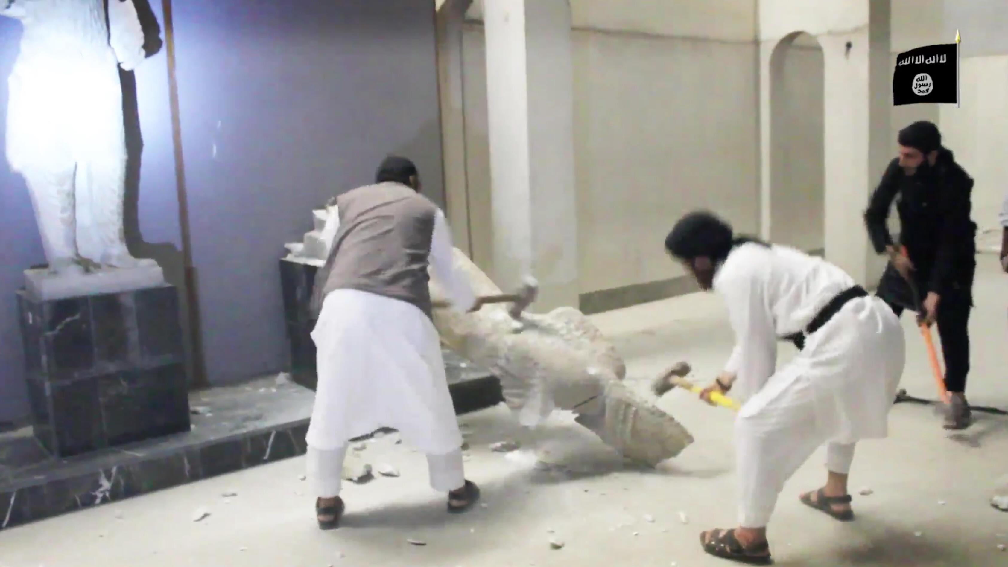 A video posted online on February 26, 2015 shows so-called “Islamic State” militants destroying statues inside the Nineveh museum in northern Iraq.