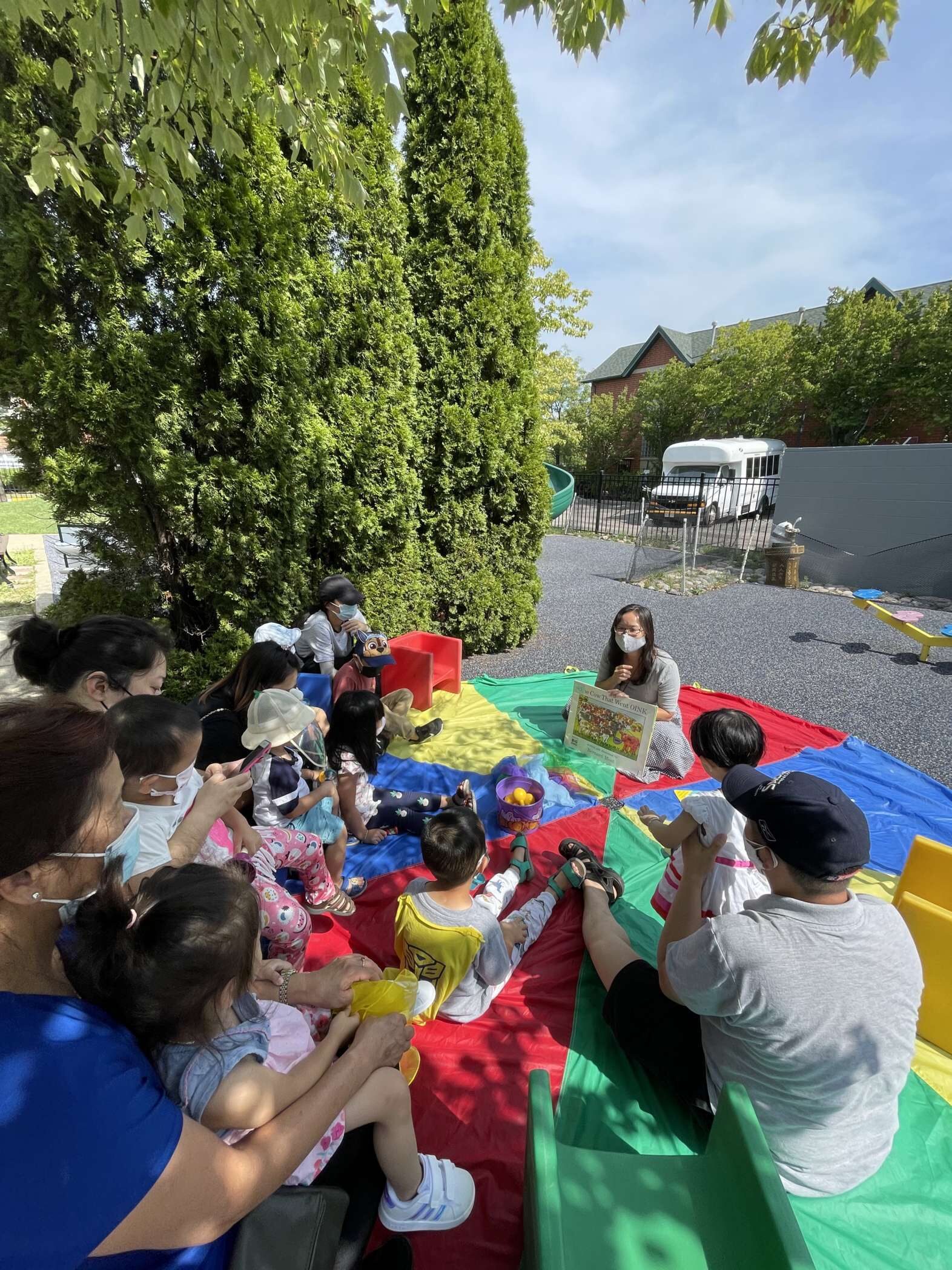 Chinese-speaking parents and their children ages 0 to 3 gather in groups, lead by CASL staff, to socialize and support one another.